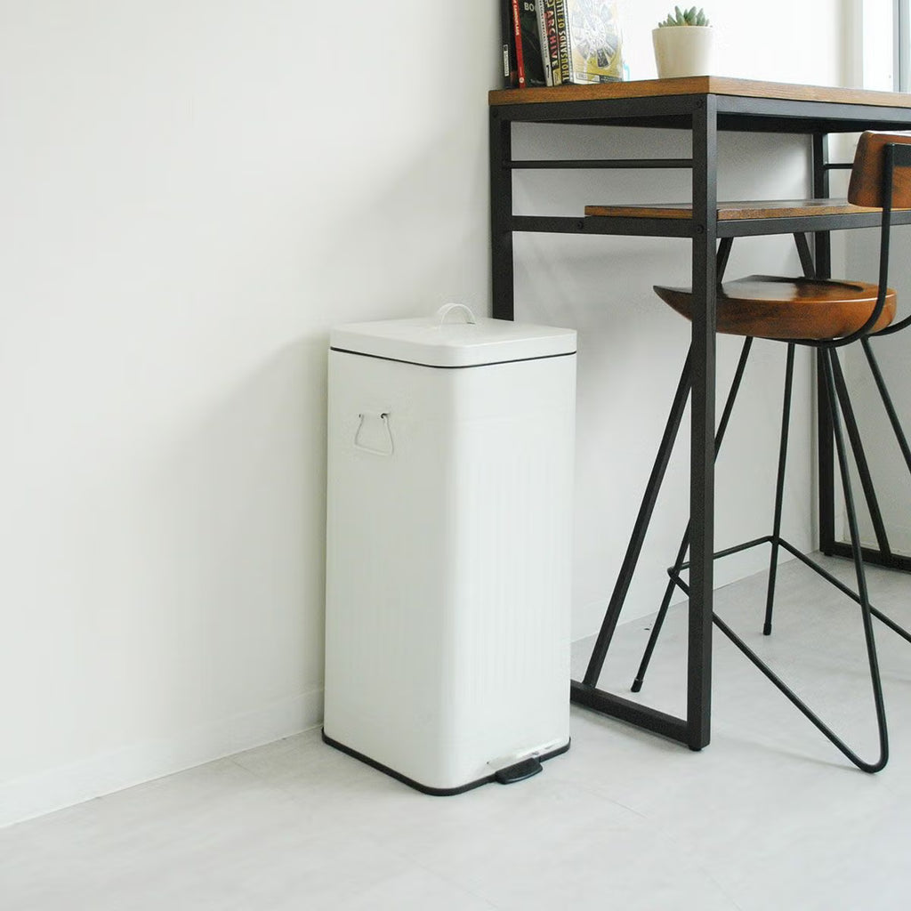 Galva ダストボックス スクエア 30L WHITE インテリア設置イメージです。 | PET LAB