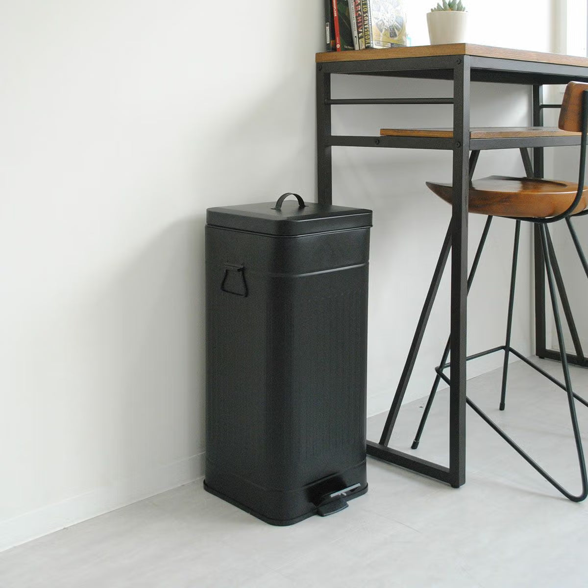 Galva ダストボックス スクエア 30L BLACK インテリア設置イメージ | PET LAB